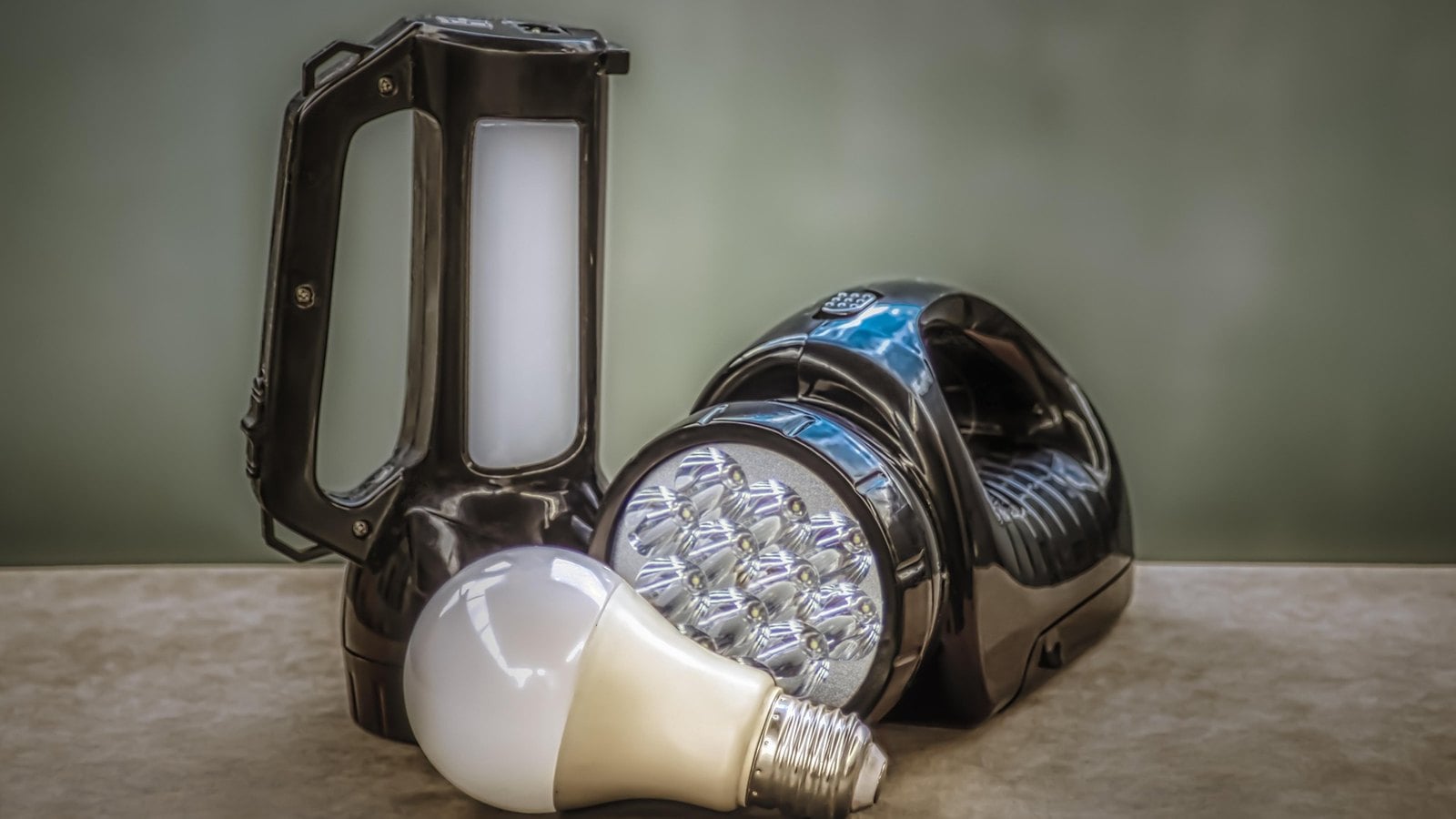 Masada E27 duylu bir LED ampul ve LED'li şarjlı fenerler