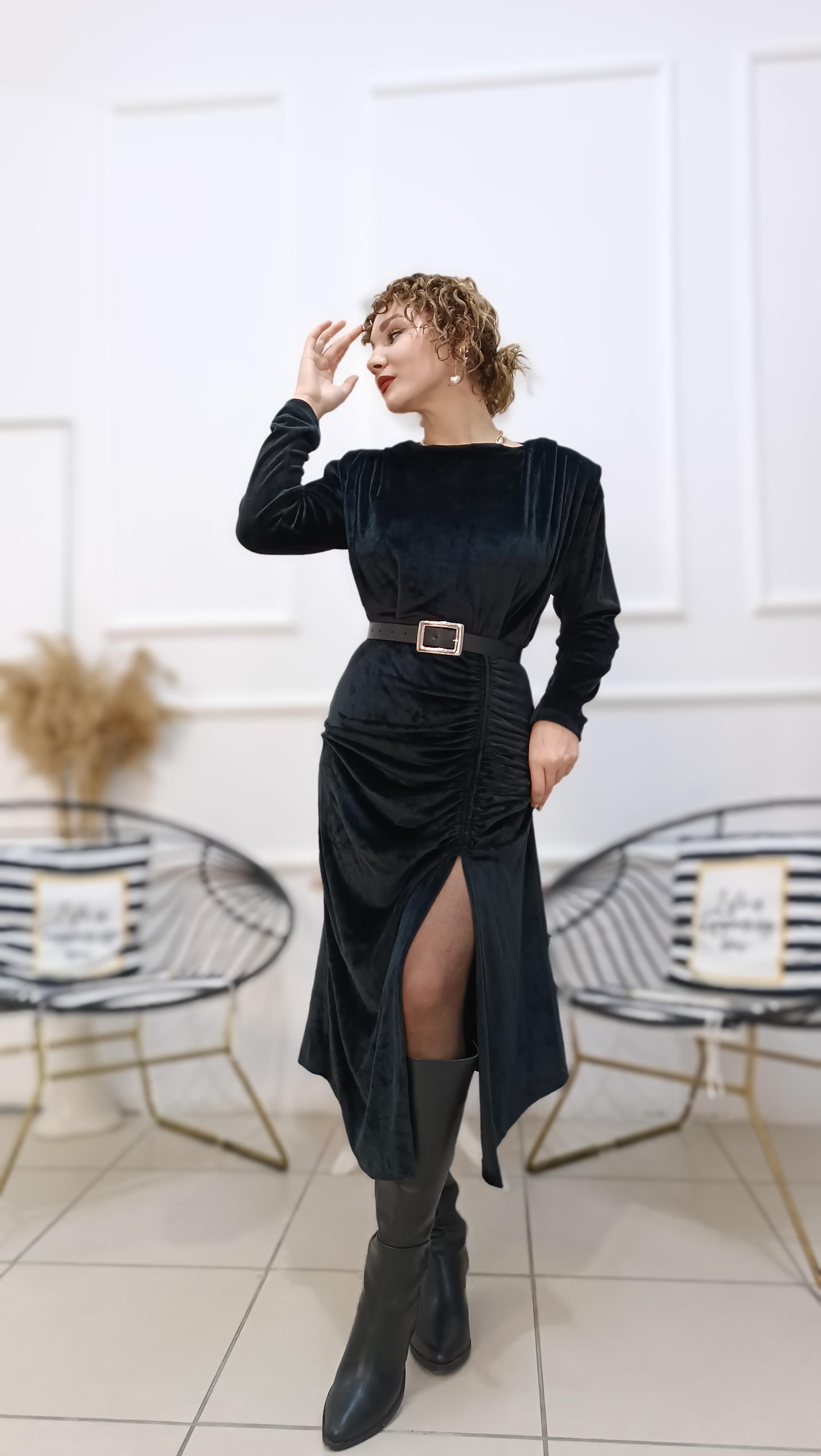 Omuzları Vatkalı Drape ve Yırtmaç Detaylı Kadife Elbise