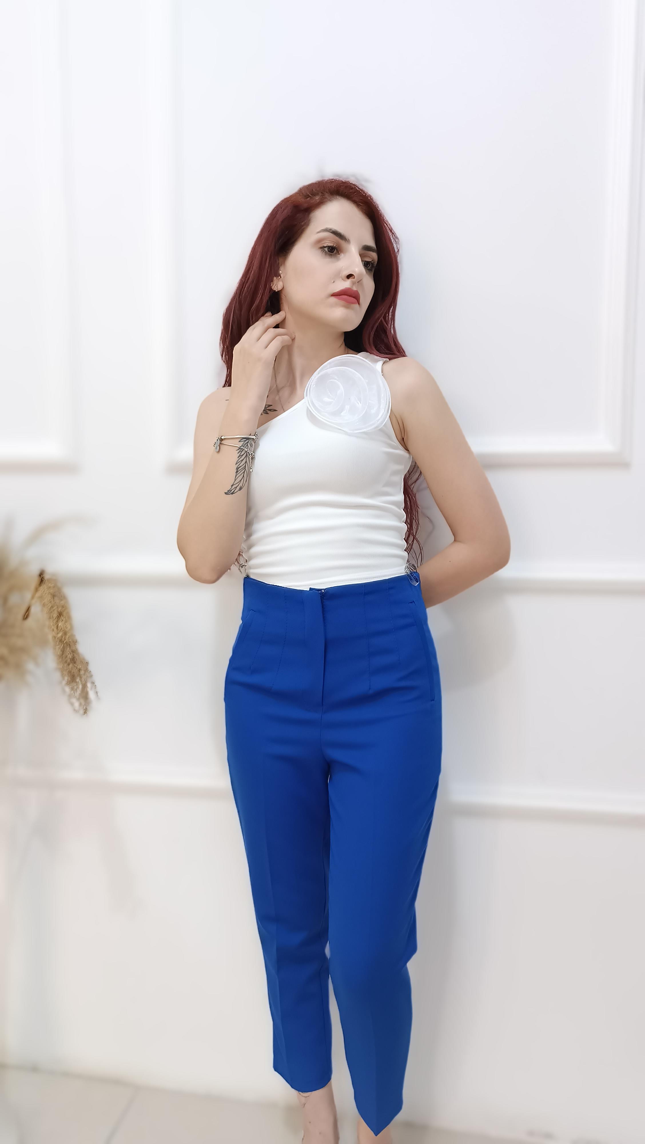 Yakası Gül Broş Detaylı Tek Omuz Crop
