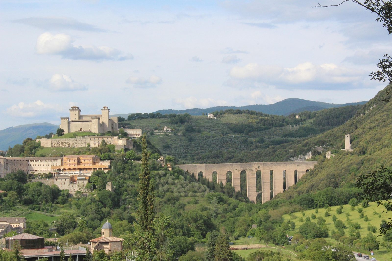 Spoleto panoraması, Rocca Albornoziana ve Ponte delle Torri