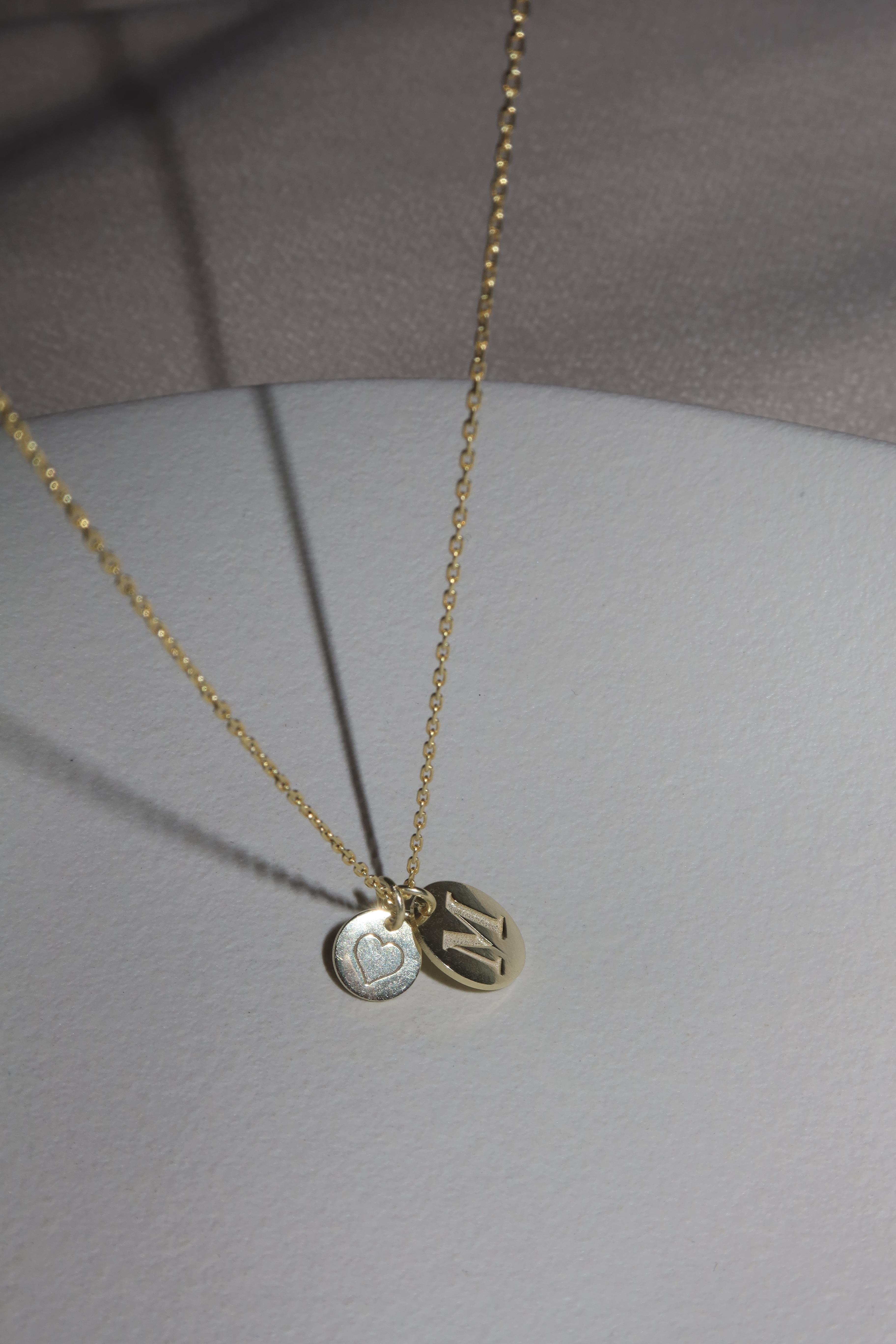 925 Gümüş | Kalp Charmlı Madalyon Harf Kolye