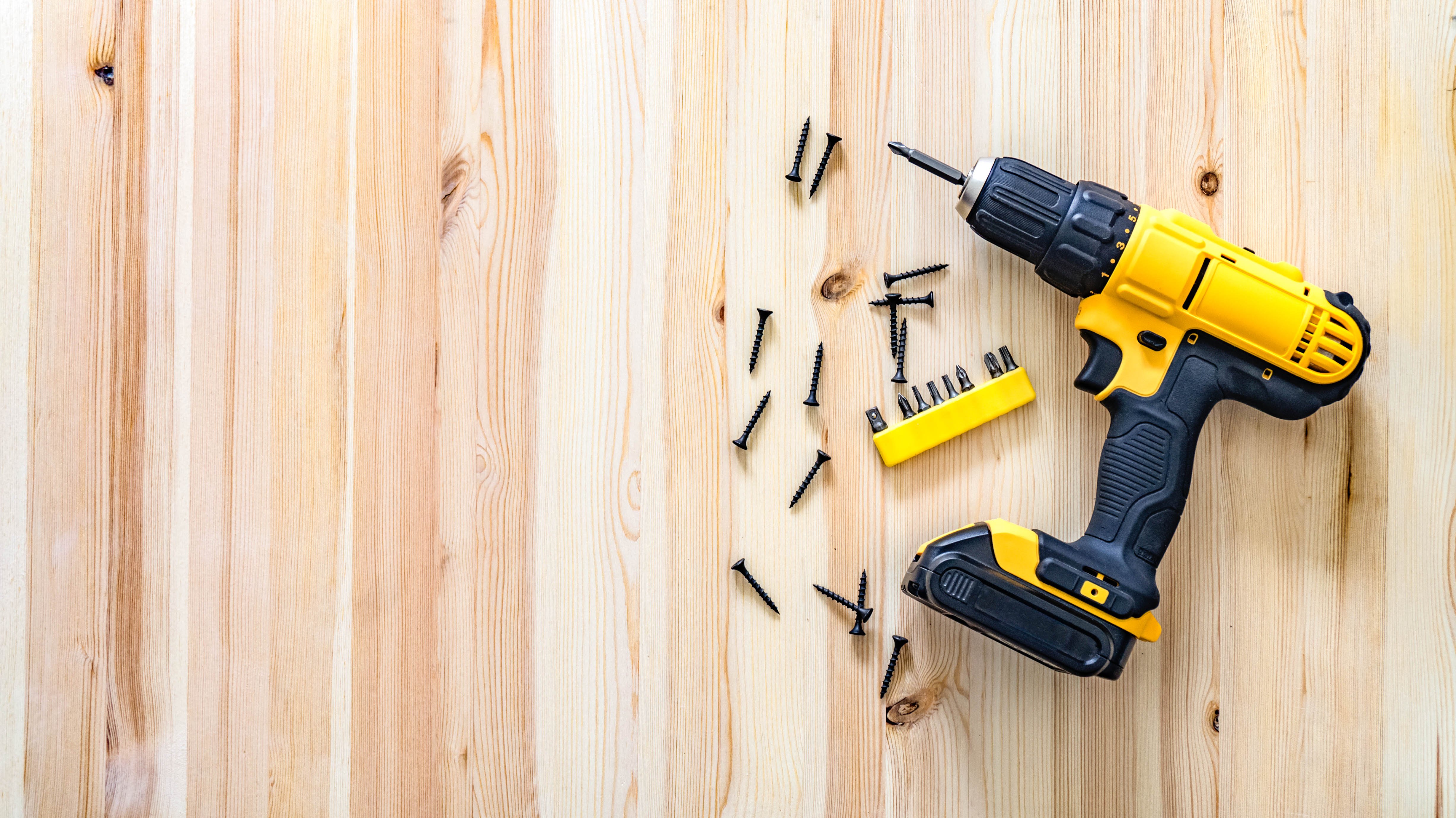 Laminant parke üzerinde sarı renkli akülü vidalama cihazı