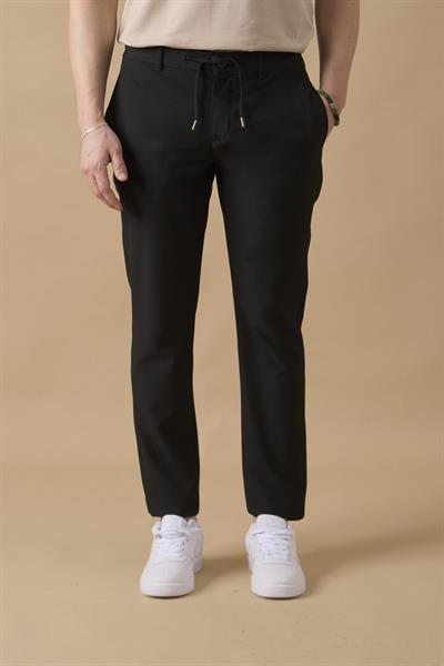 Erkek Slim Fit Beli Bağlamalı Dokulu Siyah Pantolon