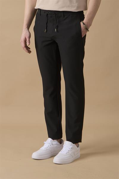 Erkek Slim Fit Beli Bağlamalı Dokulu Siyah Pantolon