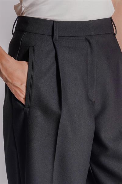 Kadın Yandan Cepli Fermuar ve Agraf Kapamalı Relaxed Fit Pantolon Siyah