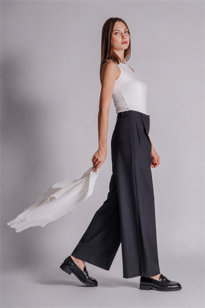 Kadın Yandan Cepli Fermuar ve Agraf Kapamalı Relaxed Fit Pantolon Siyah