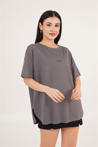 Önü Kabartma Yazı Detaylı Kesik Uçlu Salaş Gri Tişört