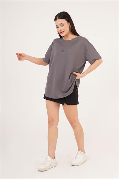 Önü Kabartma Yazı Detaylı Kesik Uçlu Salaş Gri Tişört