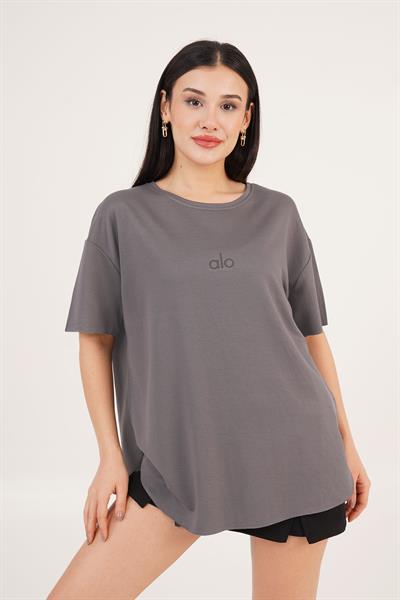 Önü Kabartma Yazı Detaylı Kesik Uçlu Salaş Gri Tişört