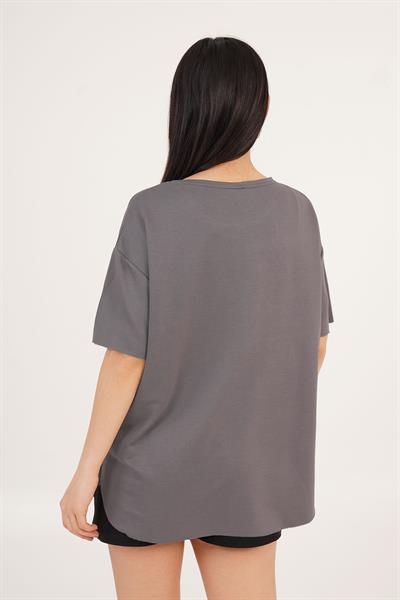 Önü Kabartma Yazı Detaylı Kesik Uçlu Salaş Gri Tişört