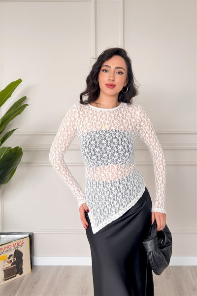 Asimetrik Kesim Transparan Dantelli Beyaz Bluz