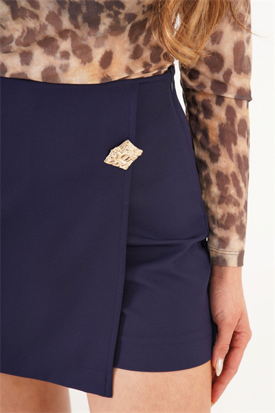 Asimetrik Yan Broşlu Lacivert Mini Şort Etek