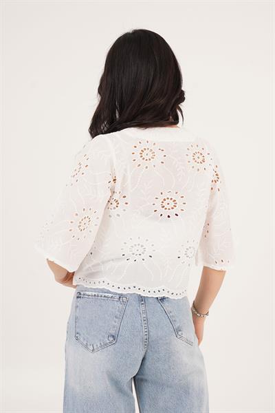 Önden Bağlamalı Delik Geçiş Detaylı Beyaz Crop Gömlek	