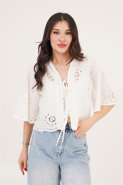 Önden Bağlamalı Delik Geçiş Detaylı Beyaz Crop Gömlek	