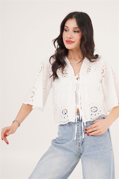 Önden Bağlamalı Delik Geçiş Detaylı Beyaz Crop Gömlek	