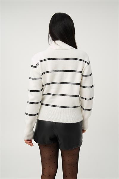 Boğazlı İnce Çift Çizgili Geçişli Beyaz Triko Kazak