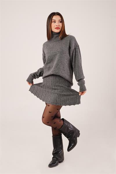 Boğazlı Kazak ve Piliseli Mini Etek Antrasit Triko Takım