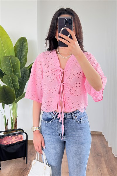 Brode Güpür Bağlamalı Dekolteli Pembe Bluz