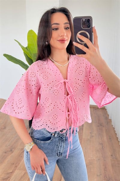 Brode Güpür Bağlamalı Dekolteli Pembe Bluz