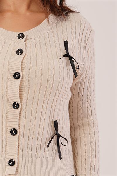 Broş Saten Kurdele Detaylı Örgü Model Taş Hırka