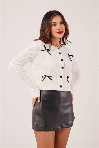 Broş Saten Kurdele Detaylı Örgü Model Beyaz Hırka