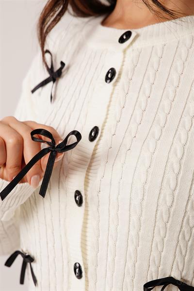 Broş Saten Kurdele Detaylı Örgü Model Beyaz Hırka