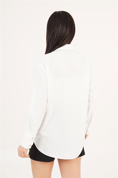 Gümüş Çizgili Düğmeli V Yaka Beyaz Gömlek