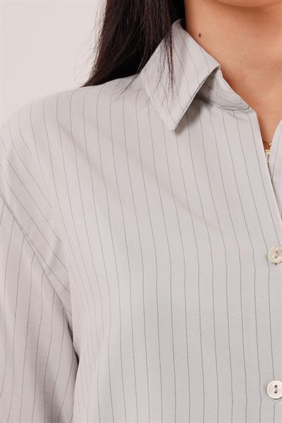 İnce Çizgi Detay Düğmeli Gri Gömlek	