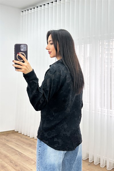 Çiçek Desenli Siyah Gömlek