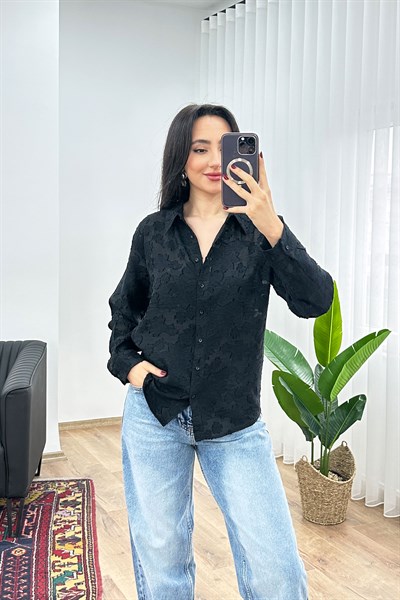 Çiçek Desenli Siyah Gömlek