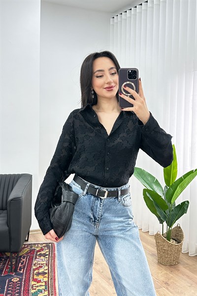 Çiçek Desenli Siyah Gömlek