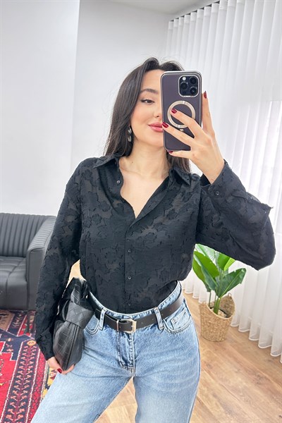 Çiçek Desenli Siyah Gömlek