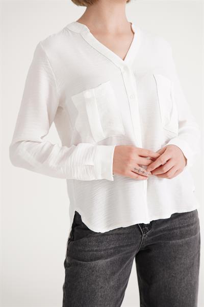 Çift Cepli V Yaka Beyaz Gömlek