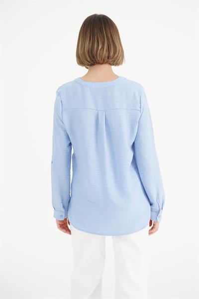 Çift Cepli V Yaka Mavi Gömlek