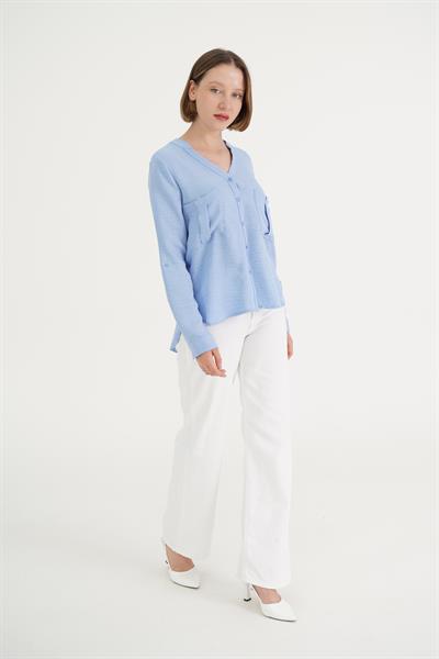 Çift Cepli V Yaka Mavi Gömlek