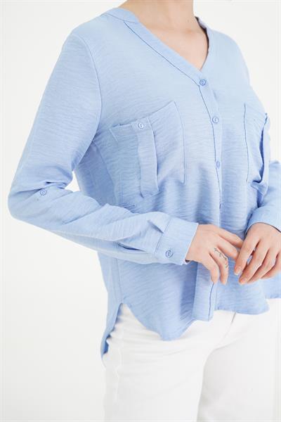 Çift Cepli V Yaka Mavi Gömlek