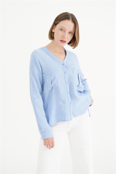 Çift Cepli V Yaka Mavi Gömlek