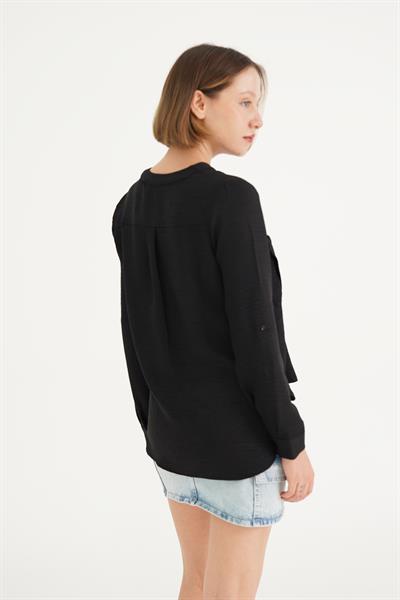 Çift Cepli V Yaka Siyah Gömlek