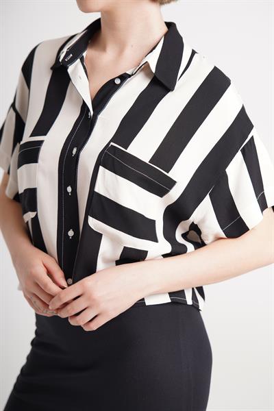 Çizgili Kısa Kol Siyah Gömlek