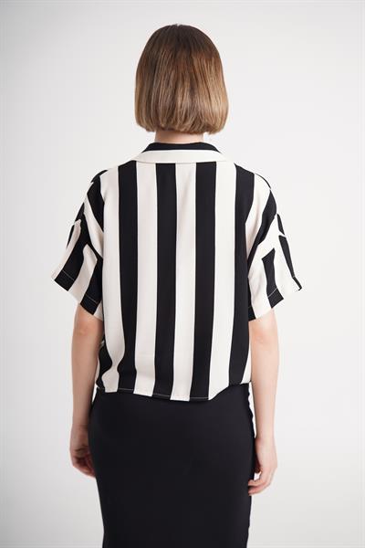 Çizgili Kısa Kol Siyah Gömlek