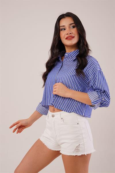Crop Model Cepli ve Çizgili Mavi Gömlek