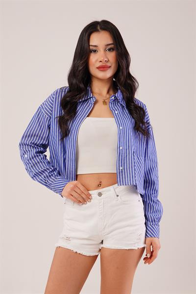 Crop Model Cepli ve Çizgili Mavi Gömlek
