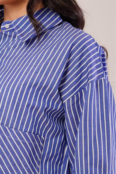 Crop Model Cepli ve Çizgili Mavi Gömlek