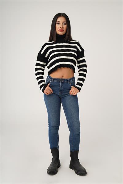 Destroyed Detay Boğazlı Siyah Kısa Triko Kazak