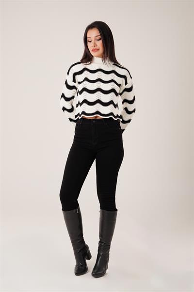 Dik Yaka Dalgalı Model Ekru Triko Kazak