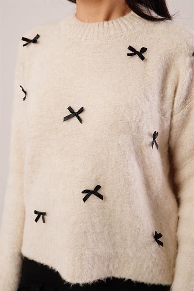 Fiyonklu Buklet Bej Triko Kazak