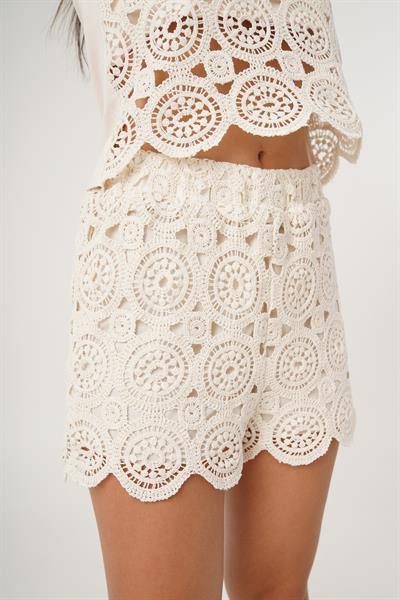 Güpürlü Etek Görünümlü Bej Şort