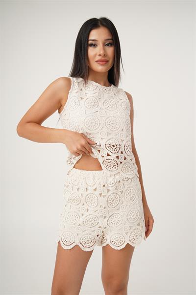 Güpürlü Etek Görünümlü Bej Şort