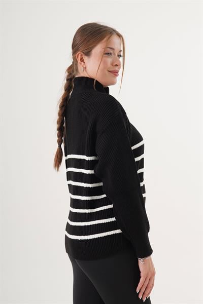 Kalın Çizgili Yaka Fermuarlı Siyah Triko Kazak