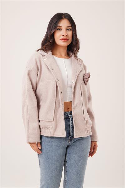 Gül Broş Detaylı Cepli Bej Kaşe Ceket